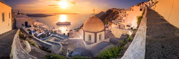 Úžasný večerní pohled na Firu, kalderu, sopku Santorini, Řecko s výletními loděmi při západu slunce. Zatažená dramatická obloha. — Stock fotografie