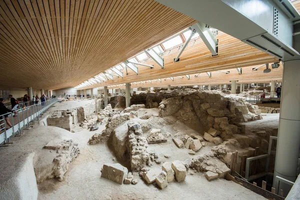 Santorini, Yunanistan - 20 Nisan 2017: Akrotiri bir arkeolojik site üzerinden Minoan Tunç Çağı Yunan Adası Santorini (Thera) üzerinde var. Fotoğraf eski binalar kurtarıldı ve seramikler dekore edilmiş.