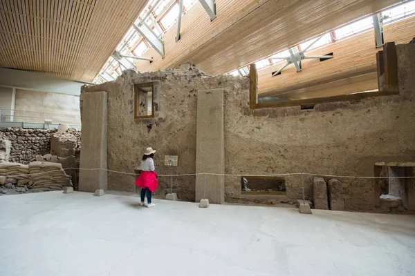Santorini, Yunanistan - 20 Nisan 2017: Akrotiri bir arkeolojik site üzerinden Minoan Tunç Çağı Yunan Adası Santorini (Thera) üzerinde var. Fotoğraf eski binalar kurtarıldı ve seramikler dekore edilmiş.