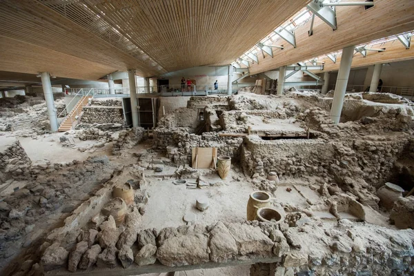 Santorini, Yunanistan - 20 Nisan 2017: Akrotiri bir arkeolojik site üzerinden Minoan Tunç Çağı Yunan Adası Santorini (Thera) üzerinde var. Fotoğraf eski binalar kurtarıldı ve seramikler dekore edilmiş.