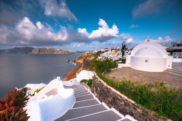 Město Oia na ostrově Santorini, Řecko. — Stock fotografie