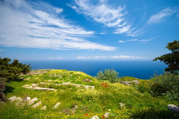 古代ティラ、通じるメサ ・ ヴノ、サントリーニ島、ギリシャの山の頂上で先史時代の村の遺跡. — ストック写真