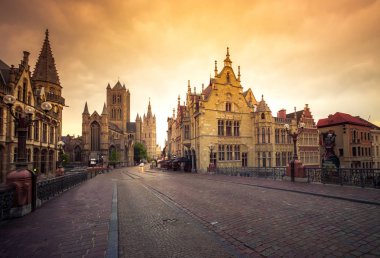 Sabahları şehrin en ünlü şehri olan eski bir kasabadaki kutsal mezarlığın katedrali.