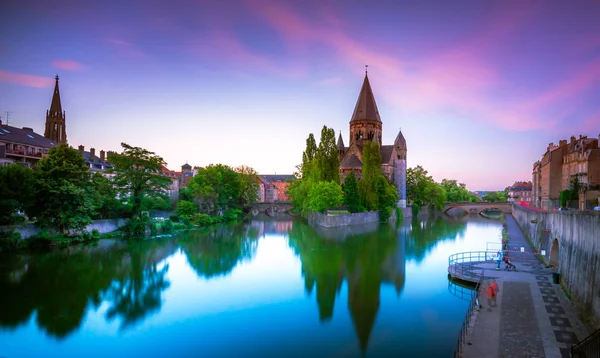 Vista de Metz con Temple Neuf reflejado en el río Mosela, Lorena, Francia — Foto de Stock