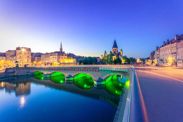 Nézd a Metz, a Temple Neuf tükröződik a Moselle folyón, Lorraine, Franciaország — Stock Fotó