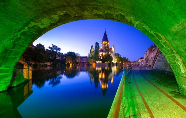 Vista de Metz con Temple Neuf reflejado en el río Mosela, Lorena, Francia — Foto de Stock