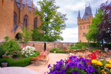 Hohenzollern Şatosu (Burg Hohenzollern), Almanya 'nın Baden-Wurttemberg eyaletinde yer alan bir şehirdir.