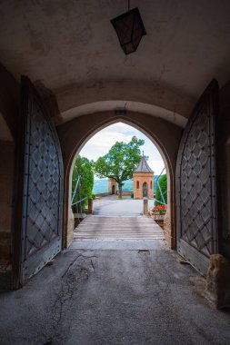 Hohenzollern Şatosu (Burg Hohenzollern), Almanya 'nın Baden-Wurttemberg eyaletinde yer alan bir şehirdir.