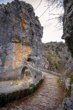 Arka planda eski terk edilmiş kale, ortaçağ köprüsü ve taş kale manzarası