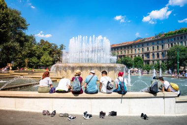 Roma, İtalya-Mayıs 2017: Barselona 'daki çeşmeyi ziyaret eden turistler