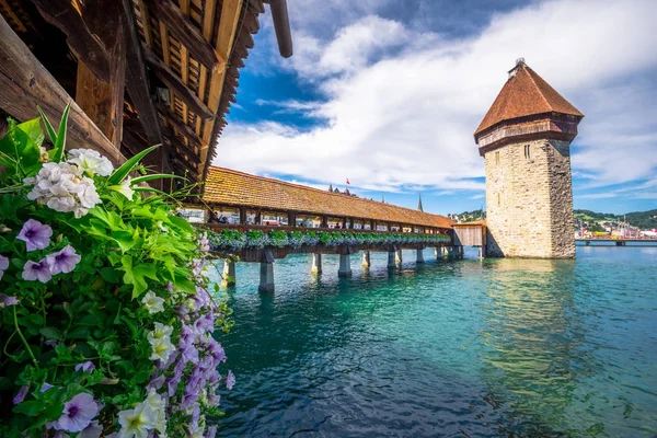 Ponte della cappella e torre dell'acqua a Lucerna - Svizzera — Foto Stock