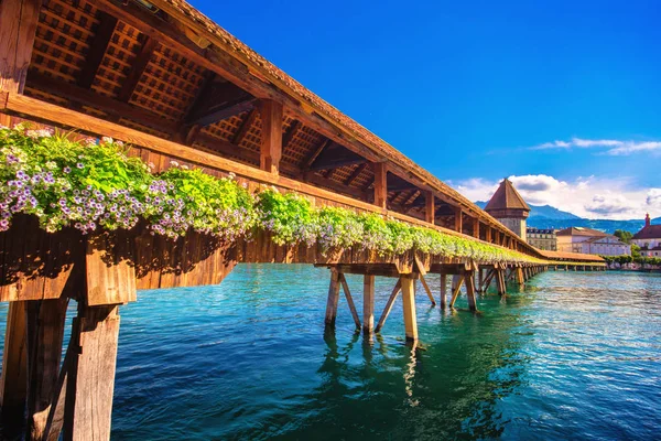 Ponte della cappella e torre dell'acqua a Lucerna - Svizzera — Foto Stock