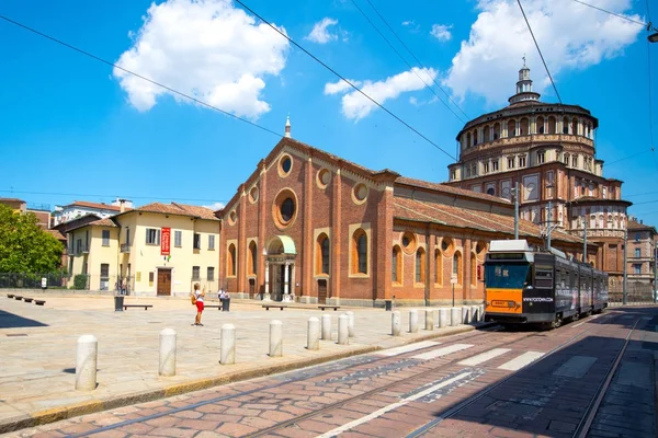 Iglesia de Santa Maria delle Grazie en Milán, Italia. Esta iglesia es famosa por albergar la obra maestra Leonardo da Vinci "La Última Cena", el 03 de julio de 2017 . — Foto de Stock