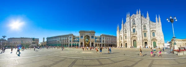 Milaan kathedraal, Piazza del Duomo nachts, Lombardia, Italië op 08 juli 2017 — Stockfoto