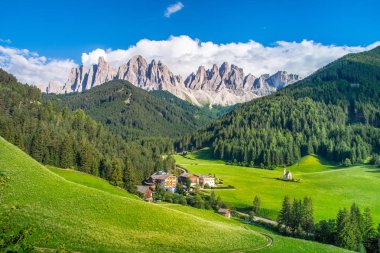 Val di Funes Vadisi'nde geleneksel Alp St Johann kilise Santa Maddalena turistik köy, Dolomites, İtalya, Avrupa