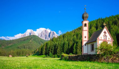 Val di Funes Vadisi'nde geleneksel Alp St Johann kilise Santa Maddalena turistik köy, Dolomites, İtalya, Avrupa