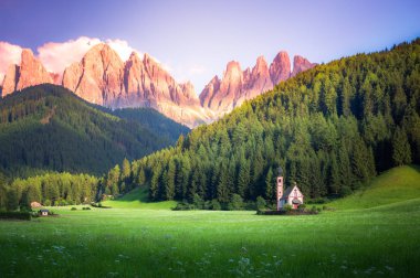 Val di Funes Vadisi'nde geleneksel Alp St Johann kilise Santa Maddalena turistik köy, Dolomites, İtalya, Avrupa