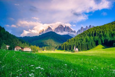 Dağları ve yeşil ağaçları olan güzel bir manzara.