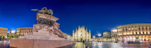 Duomo di Milano, Piazza del Duomo di notte, Lombardia, Italia il 08 luglio 2017 — Foto Stock