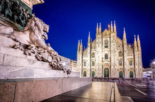 Duomo di Milano, Piazza del Duomo di notte, Lombardia, Italia il 08 luglio 2017 — Foto Stock