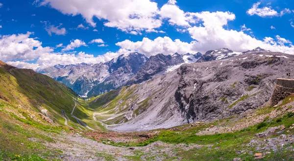 İtalya, Stelvio Ulusal Parkı. Ortler Alpleri 'ndeki Stelvio Geçidi' ne giden ünlü yol. Alp manzarası.