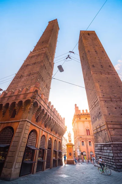 Torres de Bolonia y Chiesa di San Bartolomeo. Bolonia, Emilia-Romaña, Italia en Julio 08, 2017 . — Foto de Stock