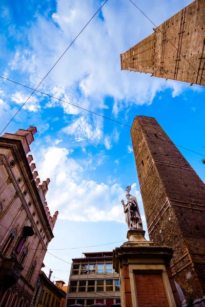 Болонские башни и Кьеза ди Сан Бартоломео. Болонья, Италия — стоковое фото