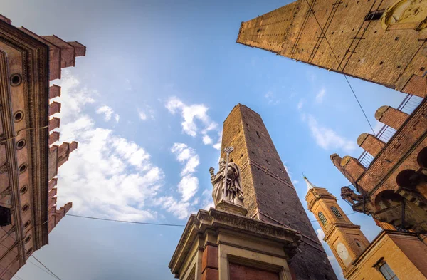 Bologna kuleleri ve Chiesa di San Bartolomeo. Bologna, Emilia-Romagna, İtalya — Stok fotoğraf