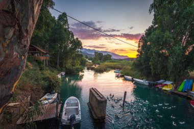 Nehir ve gölü olan güzel bir manzara.