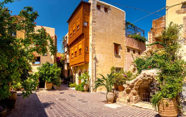 Smalle straat in de oude stad Chania, Kreta, Griekenland op 11 April 2017. — Stockfoto