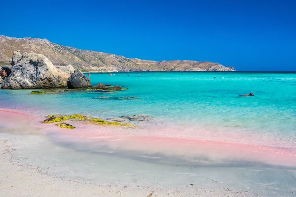 Тропічний піщаний пляж з бірюзової водою, в Елафонісі, Крит, Греція — стокове фото