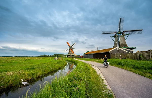 Traditional village with dutch windmills and river at sunset, Holland, Netherlands. — Stock Photo, Image