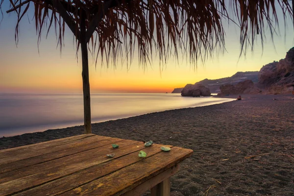 Letní pohled na pláži při západu slunce s kameny na stůl, Tertsa, Kréta, Řecko — Stock fotografie