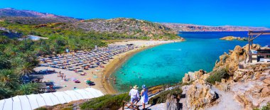 Doğal peyzaj palmiye ağaçları, turkuaz su ve tropikal plaj, Vai, Crete, Yunanistan.