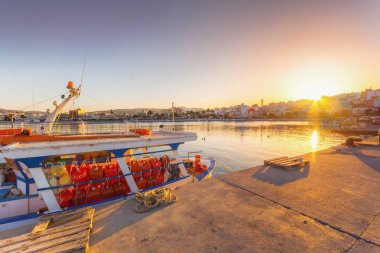 Pictursque bağlantı noktası, Sitia, Girit, Yunanistan gün batımında. Sitia Doğu Girit palmiye ağaçları, Vai beach yanında, geleneksel bir şehirdir.  
