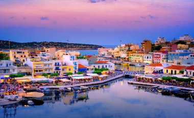 Yunanistan 'ın Girit adasının doğu kesimindeki liman çevresinde renkli binalar bulunan Agios Nikolaos kentindeki Voulismeni gölü.