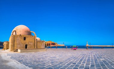 Güzel eski liman of Chania şaşırtıcı deniz feneri, Camii, Venedik Tersaneler, gün batımında, Girit, Yunanistan ile Panoraması.