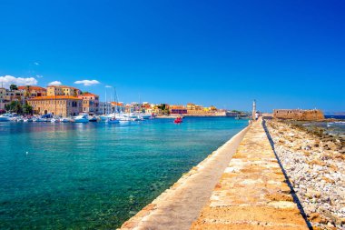 Güzel eski liman of Chania şaşırtıcı deniz feneri, Camii, Venedik Tersaneler, gün batımında, Girit, Yunanistan ile Panoraması.