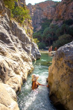 Libya deniz, nehir ve palmiye orman, Güney Girit, Yunanistan, Preveli beach yakınındaki Kourtaliotis nehir ve kanyon küçük bir şelale kadın geçer