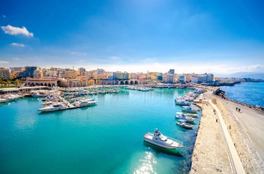Kandiye Limanı eski Venedik fort Koule, Crete, Yunanistan üzerinden görünümünü