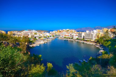 Yunanistan 'ın Girit adasının doğu kesimindeki liman çevresinde renkli binalar bulunan Agios Nikolaos kentindeki Voulismeni gölü.