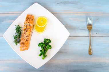 ızgara somon ve sebzeler