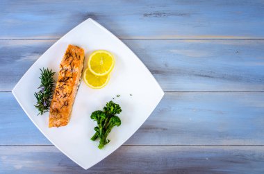 ızgara somon ve sebzeler