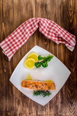 ızgara somon ve sebzeler