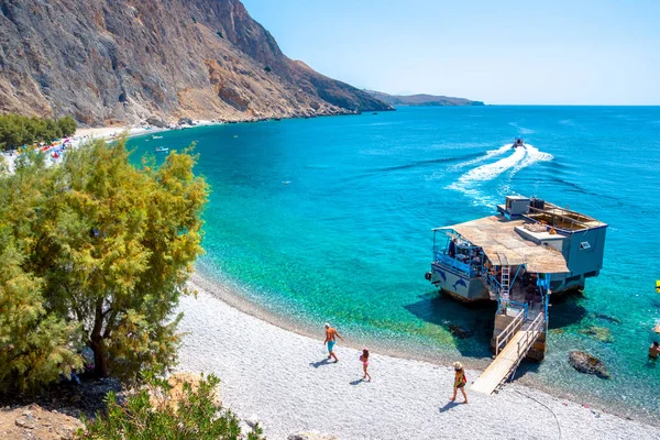 Glyka Nera beach (Sweet vatten eller sötvatten). Vy över den remote och berömda Sweet Water Beach på södra Kreta, med dess unika tavern på klippan i havet. Detta är en nudiststrand. — Stockfoto