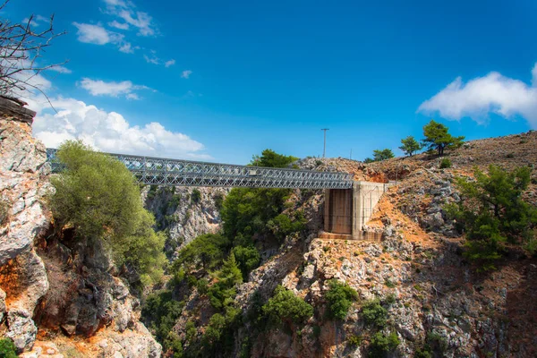 Puente de metal sobre el cañón de Aradena, Chania, Creta, Grecia — Foto de Stock