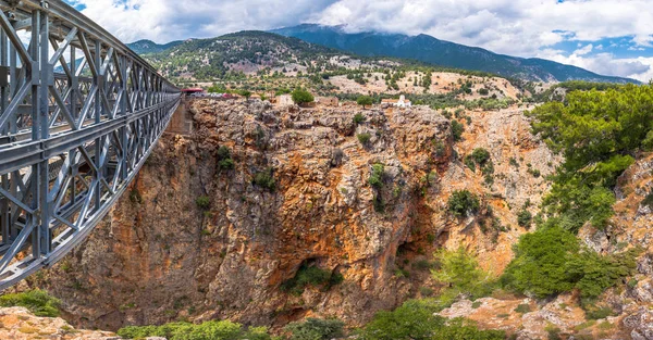 希腊克里特岛伊拉克利翁，Aradena 峡谷金属大桥 — 图库照片
