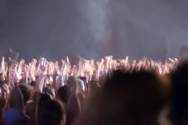 Multidão aplaudindo em uma festa na praia — Fotografia de Stock