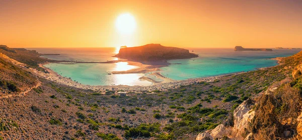 也泻湖与神奇的青绿色海水，泻湖，纯白色的沙滩和 Gramvousa 岛上希腊克里特岛的热带海滩的惊人观点 — 图库照片