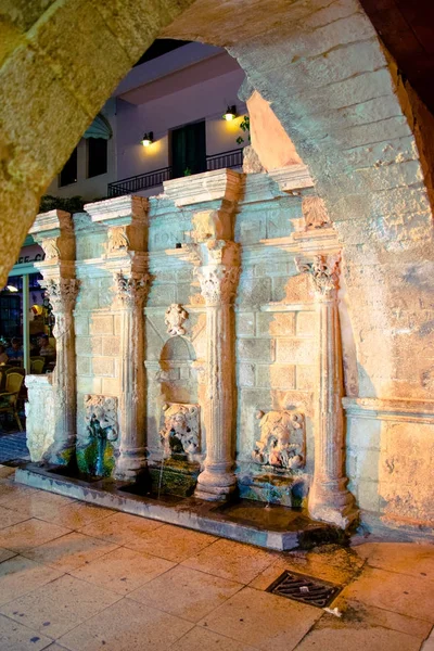 La Fontana Rimondi nel centro storico di Rethymnon, Creta, Grecia, il 10 aprile 2017 . — Foto Stock